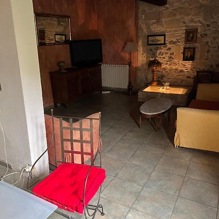 La Maison Sur La Place Aigues-Mortes Luaran gambar