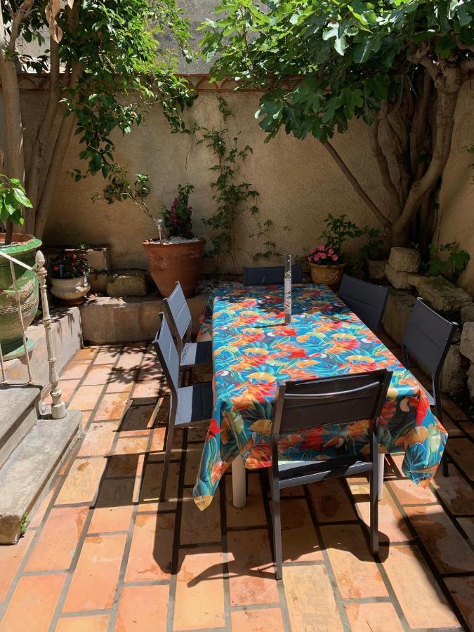La Maison Sur La Place Aigues-Mortes Luaran gambar