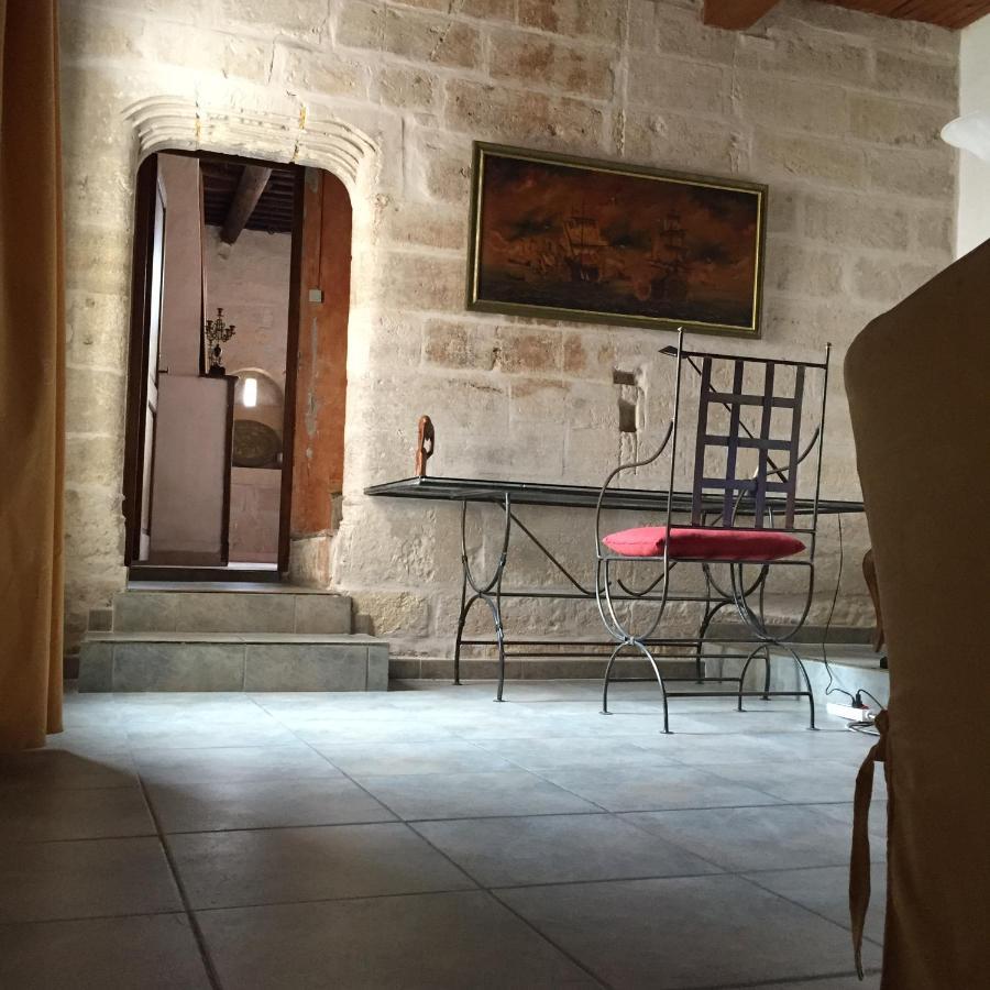 La Maison Sur La Place Aigues-Mortes Luaran gambar