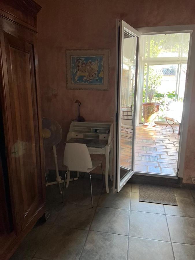 La Maison Sur La Place Aigues-Mortes Luaran gambar