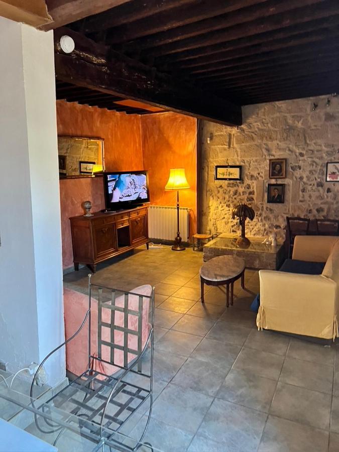 La Maison Sur La Place Aigues-Mortes Luaran gambar