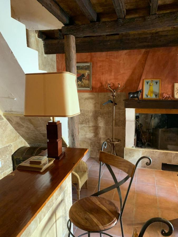 La Maison Sur La Place Aigues-Mortes Luaran gambar