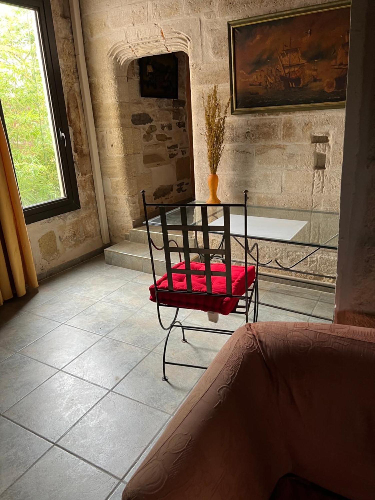 La Maison Sur La Place Aigues-Mortes Luaran gambar